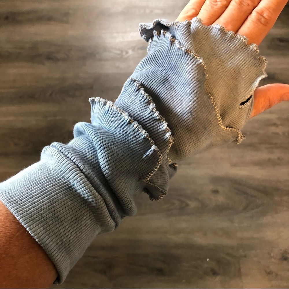 Handmade glovelets arm warmers with ruffles - Picture 14 of 16